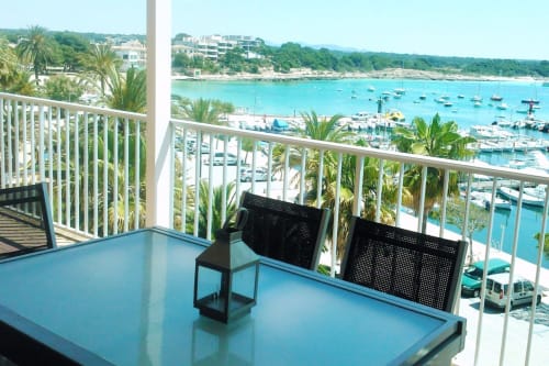 Terrassa amb vistes al mar que domina la marina de Colonia de Sant Jordi, amb mobles exteriors i vaixells