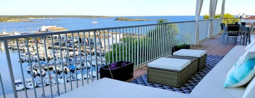 Terrassa a primera línia de mar de l'Apartament WHITE a Colònia de Sant Jordi amb vistes al mar, zona de descans i port esportiu