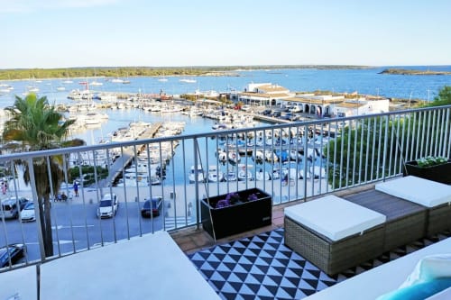 Terrassa costanera amb zona de relax amb vistes al port a Colònia de Sant Jordi, Espanya