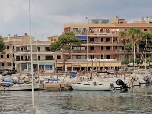 Edifici d'apartaments a primera línia de Colonia de Sant Jordi amb embarcacions atracades i terrassa front al Mediterrani