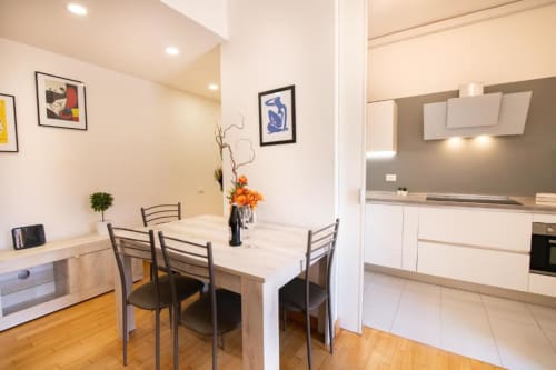 Appartamento Dimore Moderno a Verona con tavolo da pranzo, cucina bianca e vista sulla città