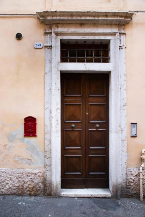 Storica porta d'ingresso in legno doppia con luce fissa e civico 25A presso Dimore Verona, Verona Italia