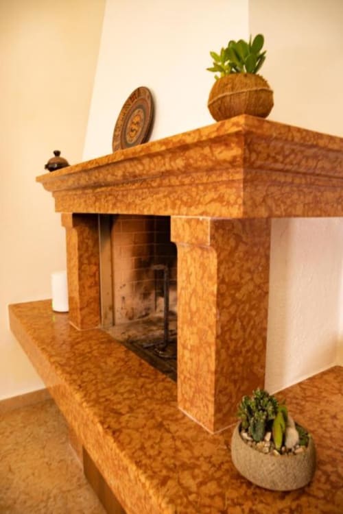Camino in sughero con piante grasse in vaso e elementi decorativi all'appartamento Dimore Verona, Verona