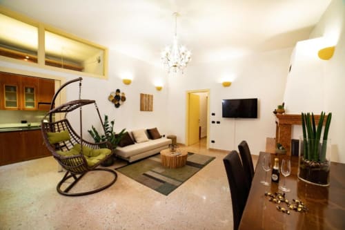 Moderno appartamento a Dimore Verona a Verona con zona living, poltrona sospesa, divano, TV e cucina