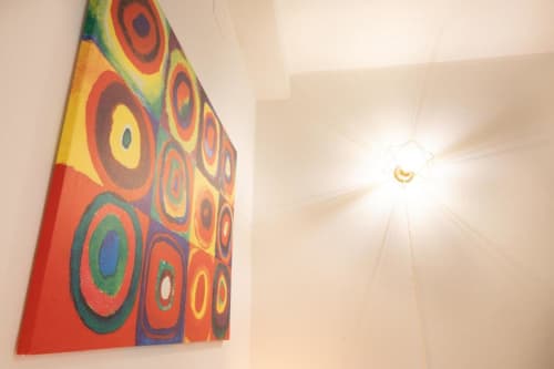 Installazione artistica geometrica colorata con cerchi concentrici rossi, gialli e verdi presso l'appartamento Dimore Verona