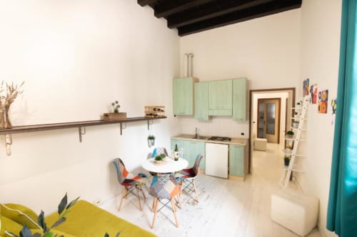 Moderna cucina a Dimore Verona con mobili menta, tavolo e sedie di design a Verona