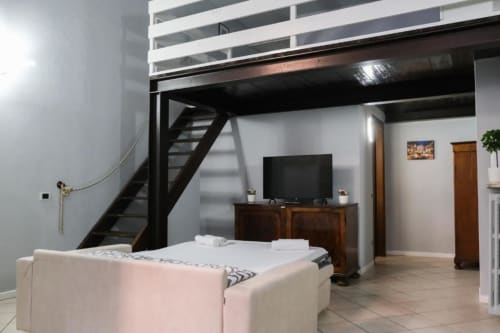 Moderno loft a Dimore Verona con letto, TV, scala e soppalco a Verona, Italia
