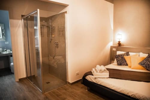 Camera moderna a Dimore Verona con doccia privata, pavimenti in legno e arredi contemporanei