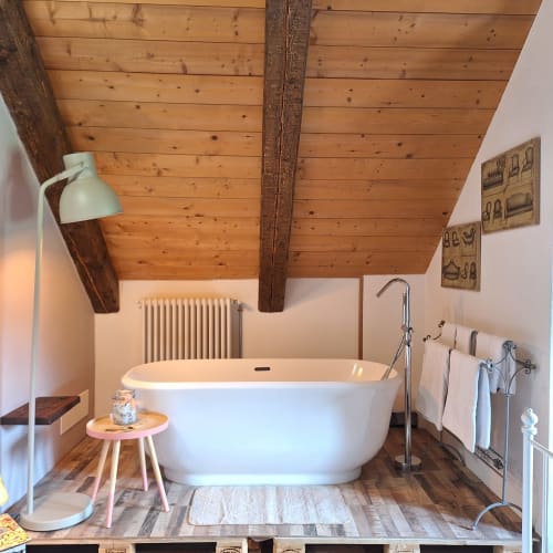 Modernes freistehende Badewanne im rustikalen Loft-Badezimmer der Locanda del Sasso, Crodo Italien