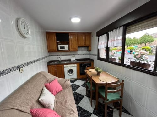 Acogedora cocina y sala de estar en Las Llaviadas con vistas a las montañas, Ortiguero de Cabrales