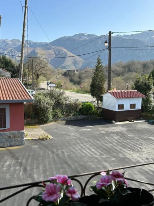 Apartamento de montaña Las Llaviadas con tejadillos rojos y vistas a los Picos de Europa en Ortiguero de Cabrales
