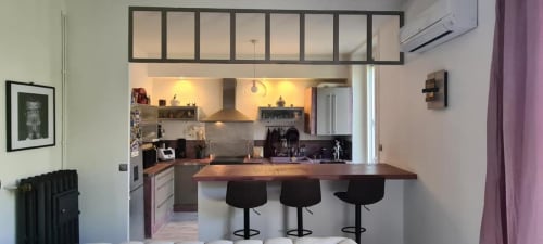 Cuisine moderne avec bar pour petit-déjeuner et tabourets noirs à l'Hôtel Le Cocon de Chris, Marseille