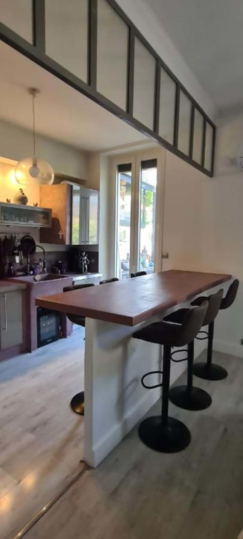Cuisine moderne avec îlot bar et luminaires suspendus au Cocon de Chris, Marseille