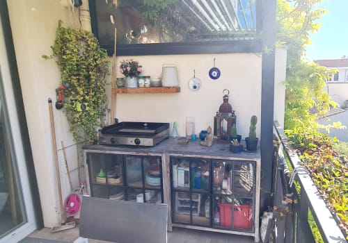 Cuisine extérieure au Cocon de Chris, appartement à Marseille avec barbecue, plantes et rangements