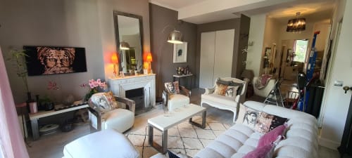 Élégant séjour de l'appartement Le Cocon de Chris à Marseille avec mobilier moderne et foyer