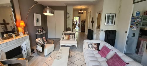 Appartement Le Cocon de Chris à Marseille avec salon moderne, foyer, lampadaire arrondi et mobilier contemporain