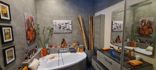 Salle de bain moderne du Cocon de Chris Marseille avec accents orange, baignoire blanche, miroir et décoration bouddhiste