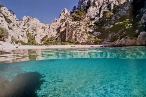 Calanque turquoise aux falaises calcaires près de Marseille, idéale pour les hôtes du Cocon de Chris