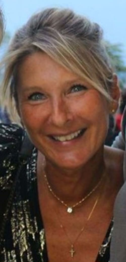 Femme souriante à l'hôtel Le Cocon de Chris à Marseille, France