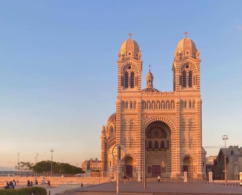 Cathédrale de Marseille près de l'hôtel Le Cocon de Chris, avec ses tours jumelles et son architecture ornementale au coucher de soleil