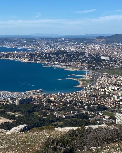 Vue aérienne du littoral de Marseille avec la Mer Méditerranée bleue, paysage urbain et collines environnantes