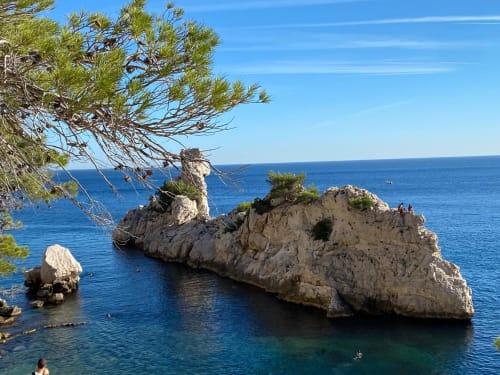 Formations rocheuses calcaires dans la mer Méditerranée turquoise près de Marseille, France
