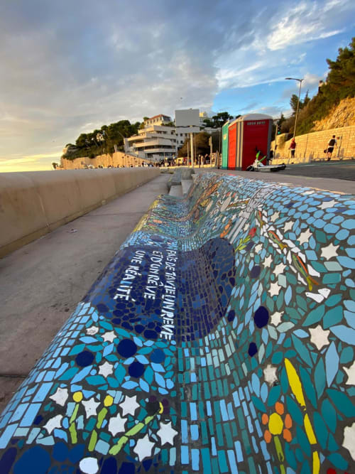 Promenade waterfront colorée en mosaïque de l'hôtel Le Cocon de Chris à Marseille avec vue sur les falaises côtières et la ville