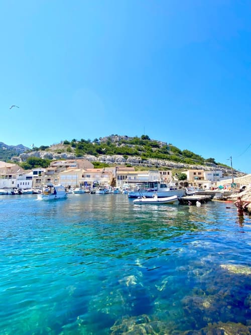 Bateaux de pêche colorés et bâtiments du front de mer dans un village côtier méditerranéen près de Marseille