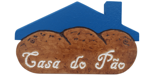 Placa de casa de madeira em forma de casa com telhado azul em Campinho, Portugal