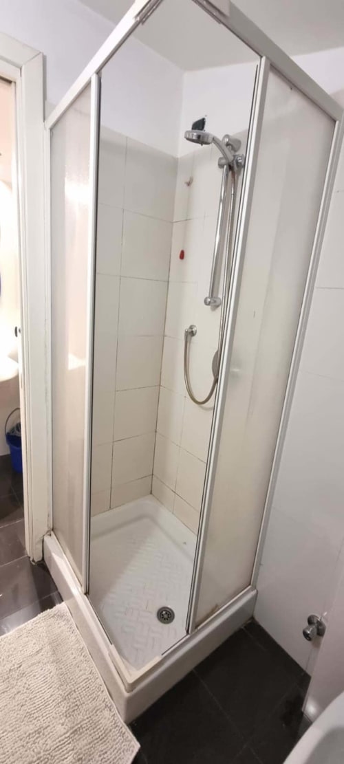 Modernes Duschbad mit Glastüren und verchromten Armaturen im Apartment Come a Casa Tua, Milano