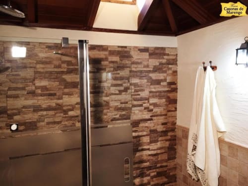 Modern bathroom with wood-tile shower enclosure at Casonas de Marengo cottage, Icod de los Vinos