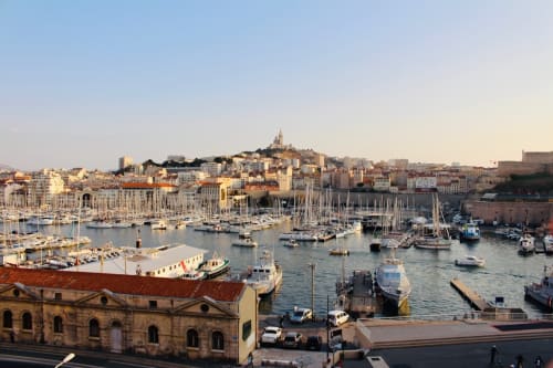 Vieux Port de Marseille avec voiliers, bâtiments historiques et Basilique Notre-Dame de la Garde sur la colline