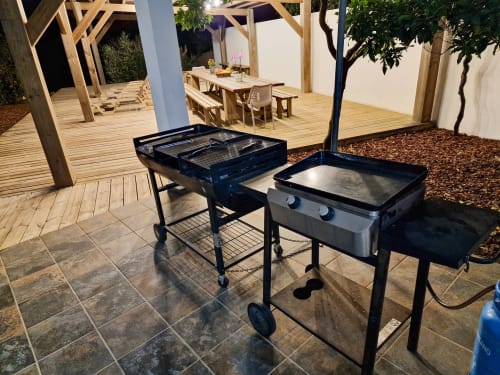 Night view, Villa casa claudina barbecue area for rent in Loulé in the Algarve in Portugal.