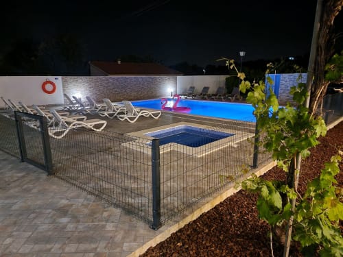 Night view. Barriers to secure children's access to the heated swimming pool - Villa Casa Claudina II