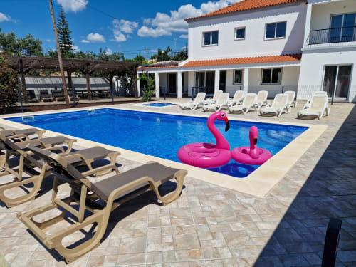 Vista sobre a piscina aquecida e o grande terraço de madeira relativo à villa casaclaudina