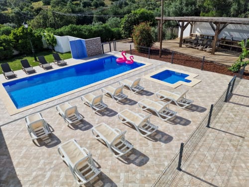 Vista sobre a piscina aquecida e o grande terraço de madeira. Barreiras para garantir o acesso das crianças à piscina aquecida - Villa Casa Claudina
