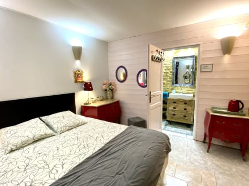 Chambre classique avec salle de bain attenante-douche-maison authentique