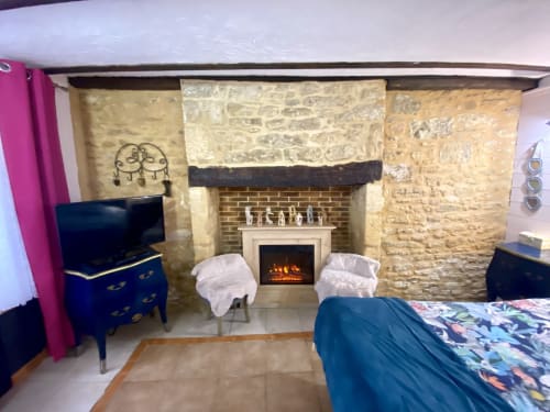La clef des songes à sarlat-chambre avec murs en pierres-maison ancienne avec beaucoup de charme
