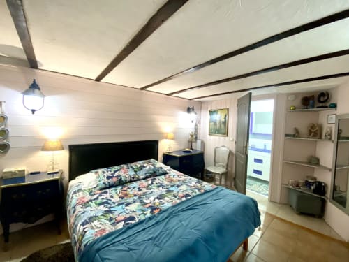 Chambre confort-salle de bains attenante-douche-la clef des songes-cité médiévale à 50 mètres