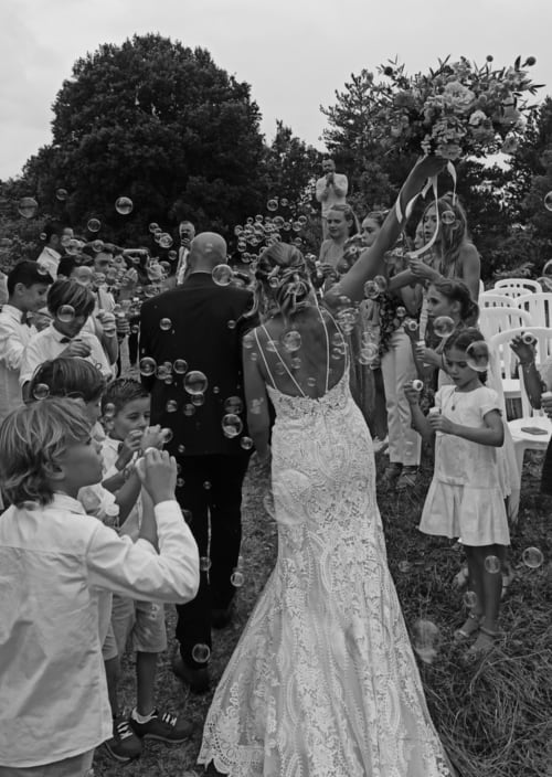 Célébration de mariage vintage avec mariés et invités soufflant des bulles au Domaine de Bize, Mirepoix