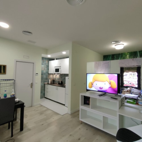Apartamento Megaleon en Segovia con cocina abierta, sala de estar, TV y pisos de madera clara