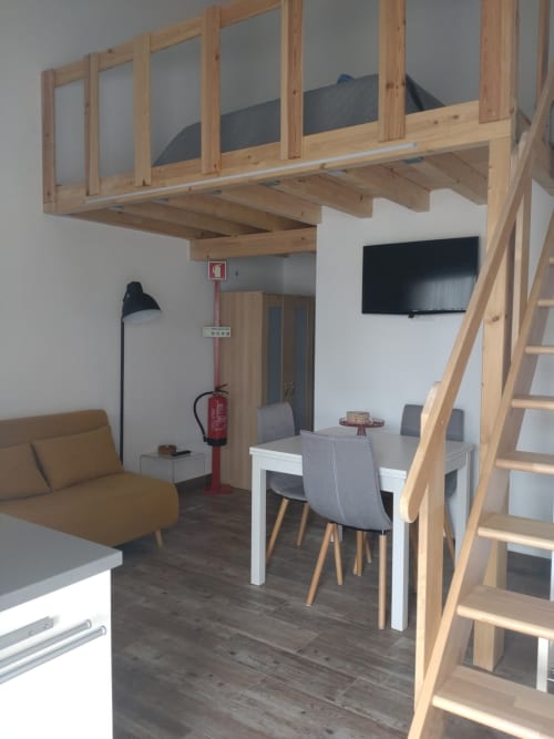 Moderno loft em Casa do Pão com quarto mezanino, área de refeições e sala de estar