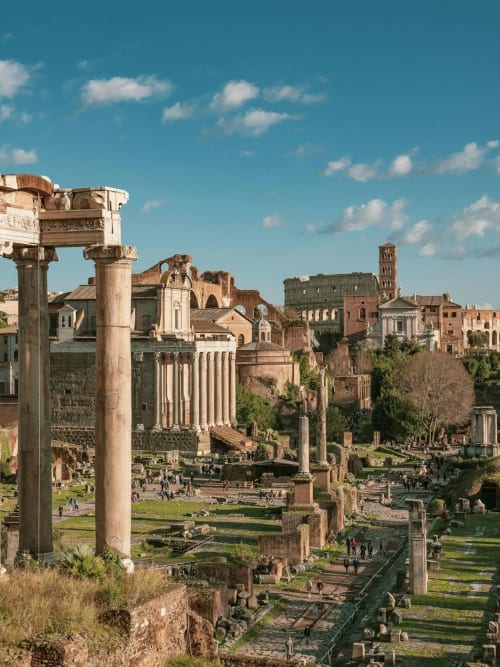 Rovine del Foro Romano con antiche colonne e edifici storici a Roma, Italia vicino all'hotel Zoelia