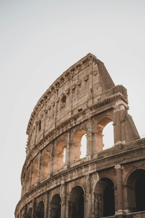 Rovine dell'antico Colosseo romano a Roma, monumento architettonico vicino all'hotel Zoelia