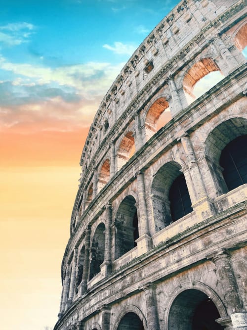 Dettaglio architettonico del Colosseo romano con archi al tramonto, Roma Italia