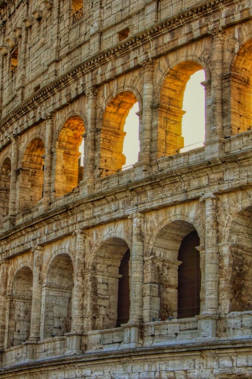 Archi dell'antico anfiteatro romano a Roma, architettura storica vicino all'hotel Zoelia
