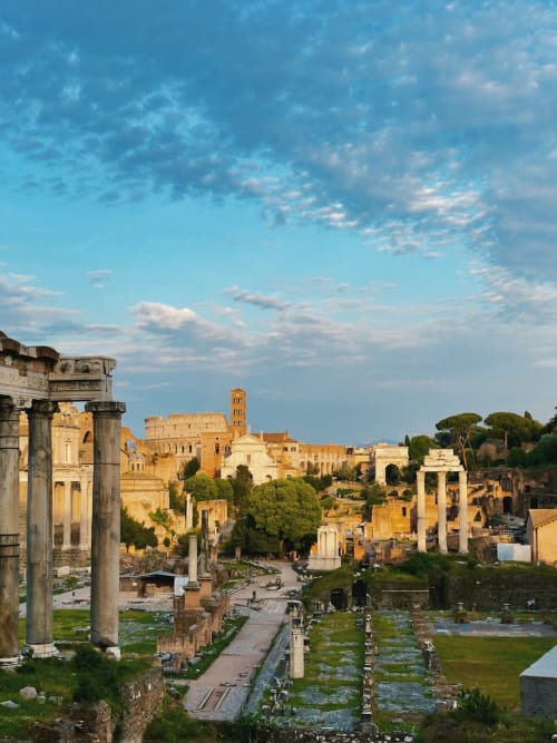 Rovine del Foro Romano con antiche colonne e edifici storici a Roma