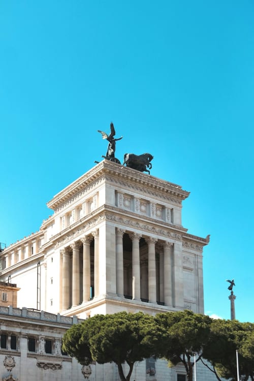 Monumentale edificio neoclassico bianco con colonne a Roma, vicino all'hotel Zoelia