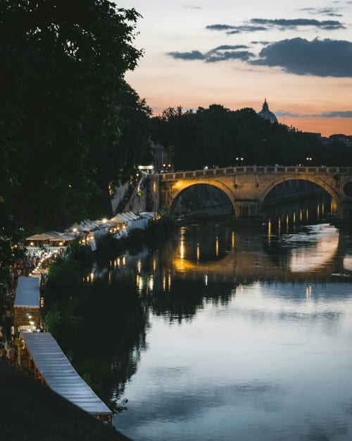 Hotel Zoelia sul Tevere al tramonto, Roma con ponte illuminato e cupola sullo sfondo