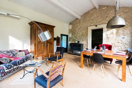 Spacieux séjour ouvert au Mas F B&B à Saint Rémy de Provence avec mobilier bois, murs en pierre et style moderne